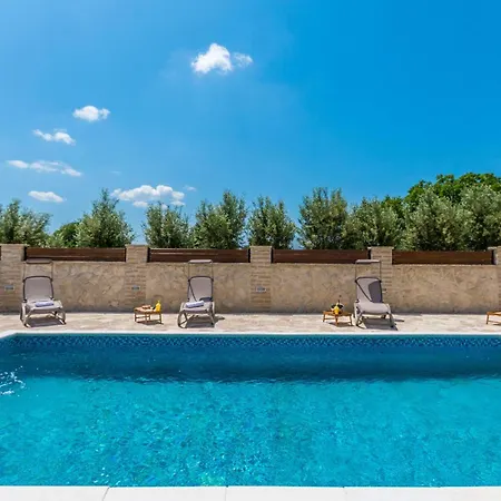 Holiday home Gorgeous In Polaca With Outdoor Swimming Pool Tinj