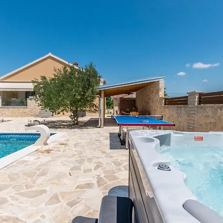 Holiday home Gorgeous In Polaca With Outdoor Swimming Pool Tinj